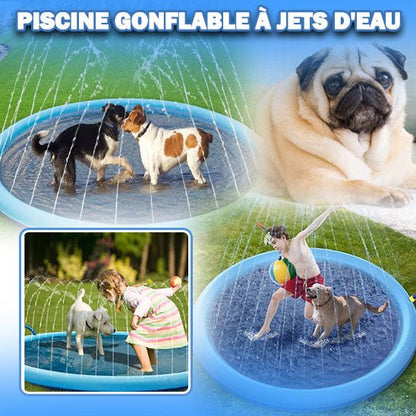 Enfant et chien qui jouent ensemble dans une piscine pour chien à jets d’eau